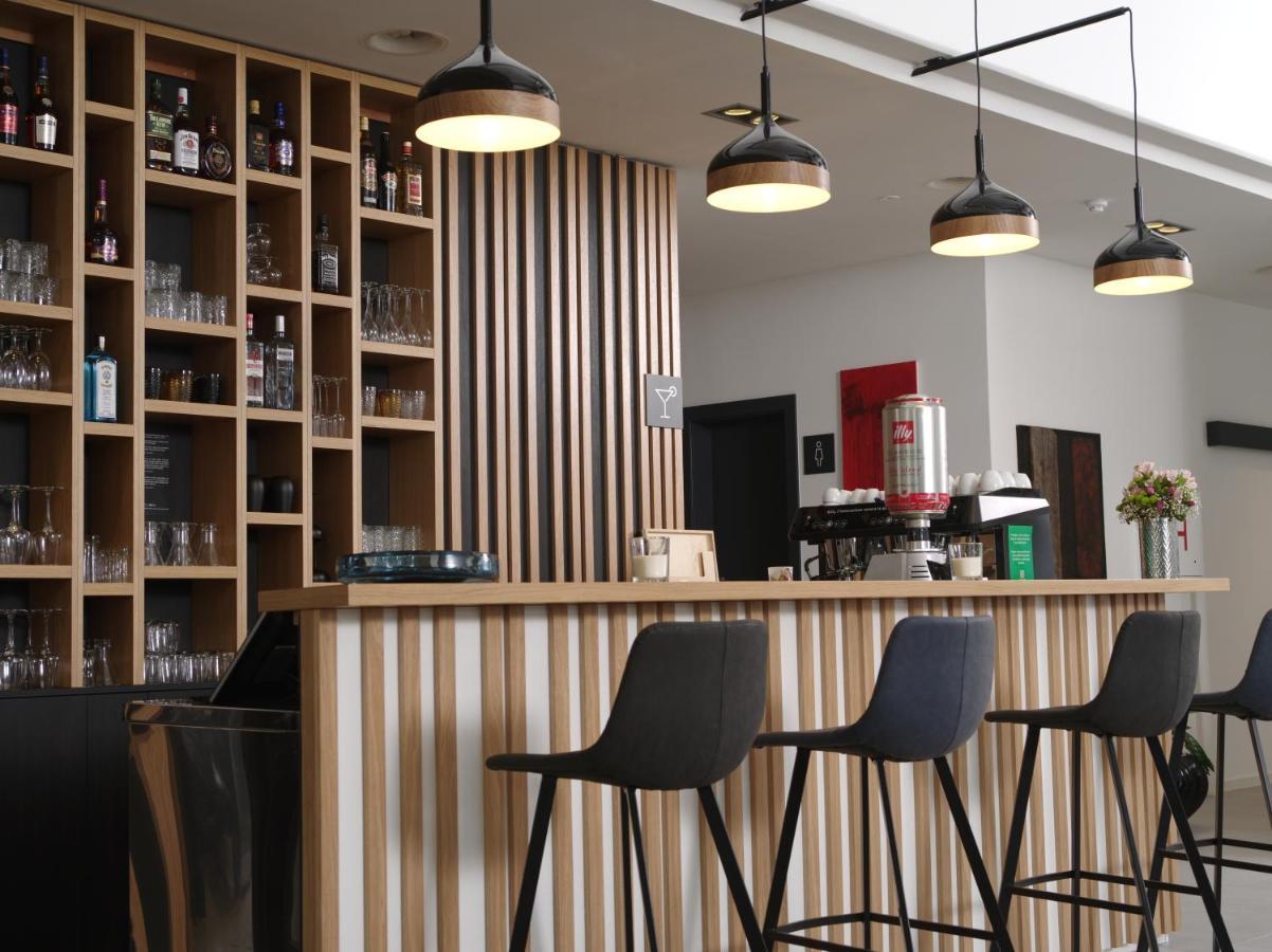 לנדבה Hotel Cubis מראה חיצוני תמונה