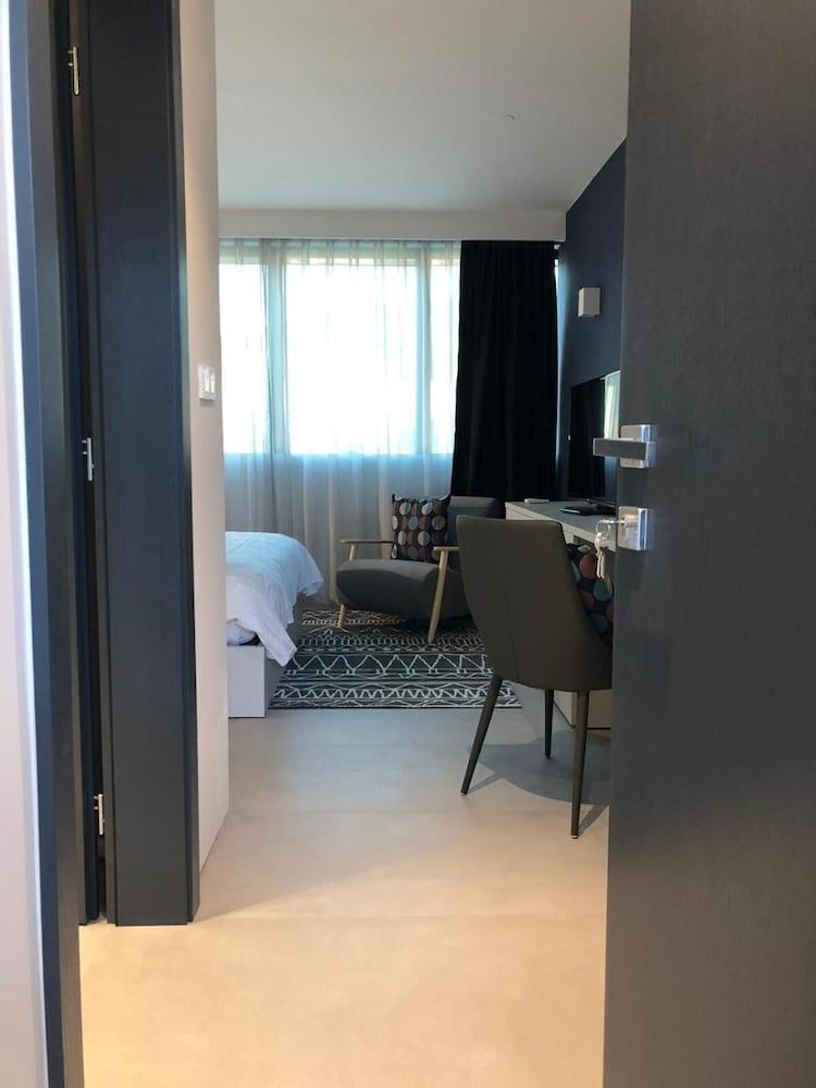 לנדבה Hotel Cubis מראה חיצוני תמונה